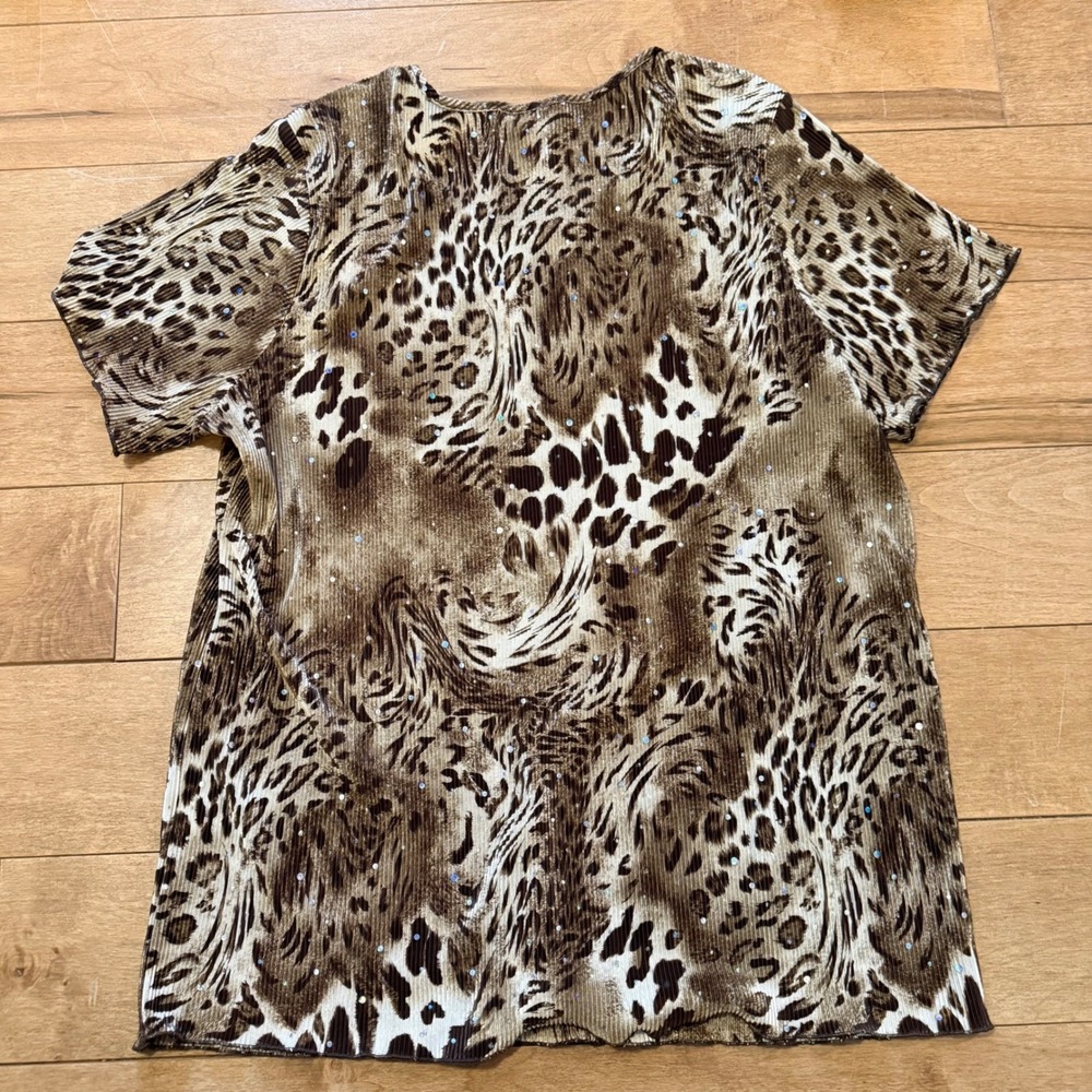 Dressbarn Leopard Print‎ Top Woman 1X Brown Plisse Sequin Short Sleeve Blouse - Picture 3 of 5
